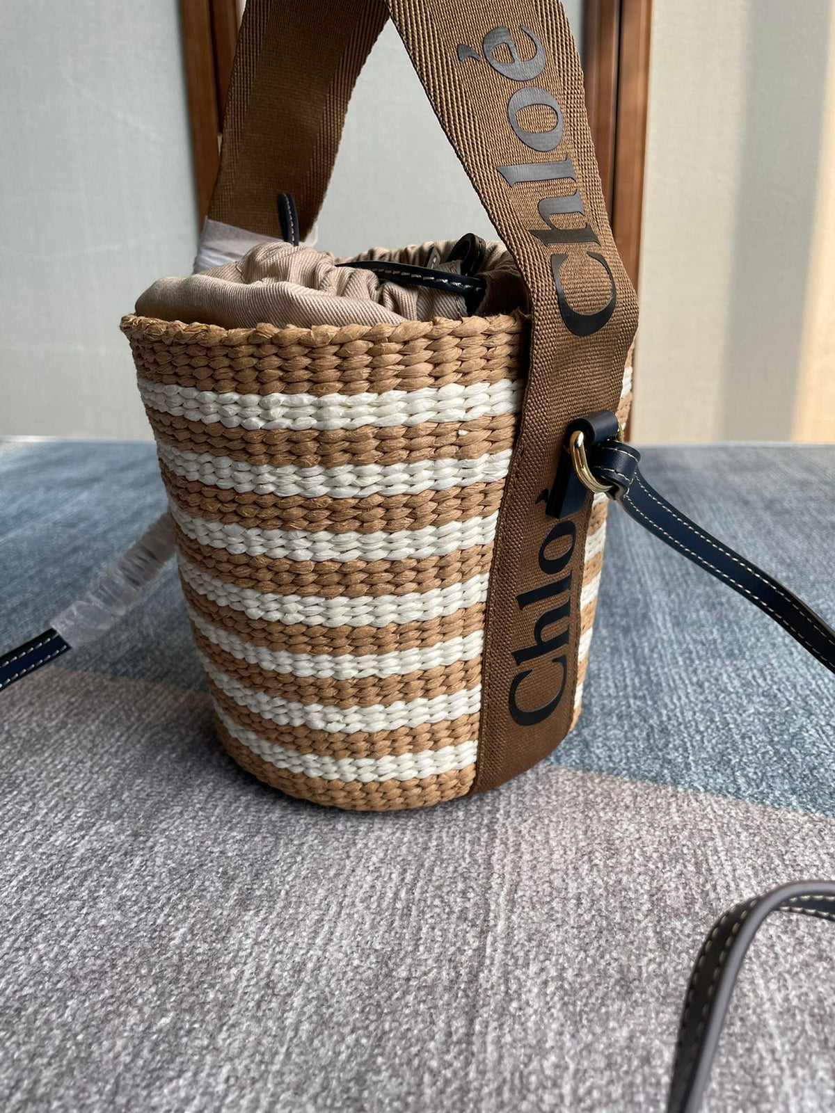 SMALL WOODY BASKET 17 IN BROWN AND WHITE FIBERS BROWN WEBBING BLACK CALFSKIN