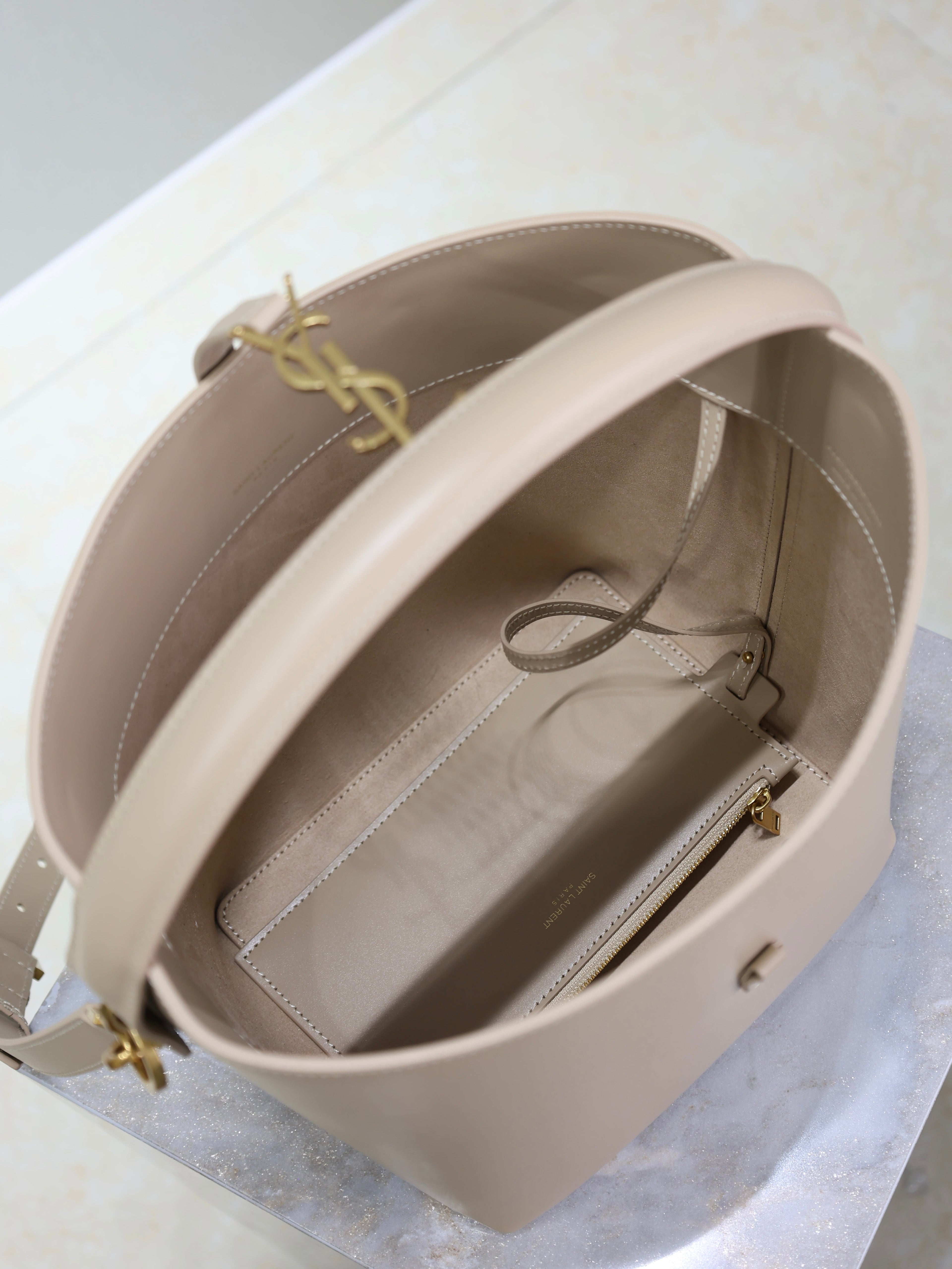 YSL 25S LE 5 À 7 BUCKET 26 IN NUDE CALFSKIN GOLD HARDWARE