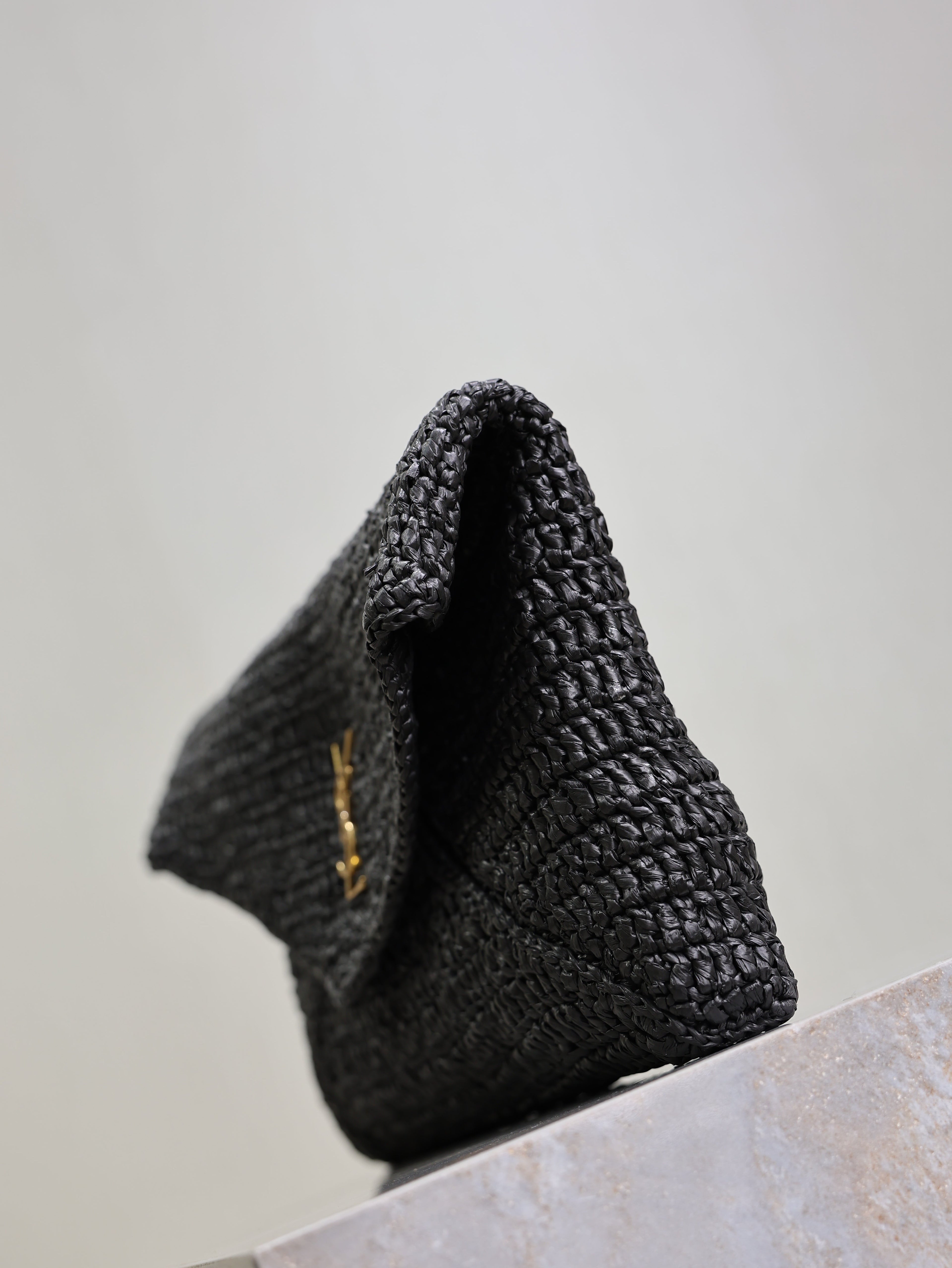 YSL 25S CASSANDRE LARGE ENVELOPE POUCH 29 IN BLACK RAFFIA GOLD HARDWARE