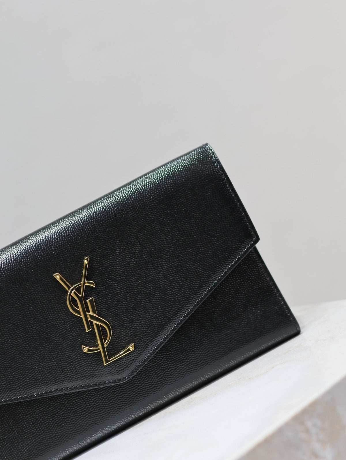 UPTOWN WALLET 21 IN BLACK CALFSKIN GOLD LOGO