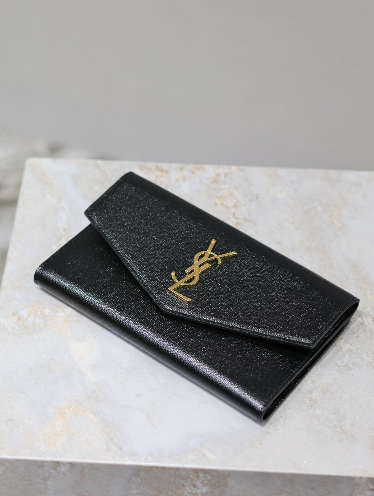 UPTOWN WALLET 21 IN BLACK CALFSKIN GOLD LOGO