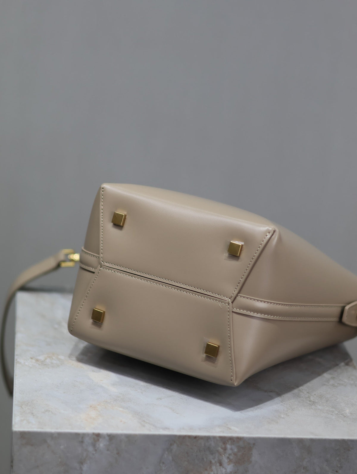 YSL 25S LE 37 BUCKET 20 IN BEIGE CALFSKIN GOLD HARDWRE